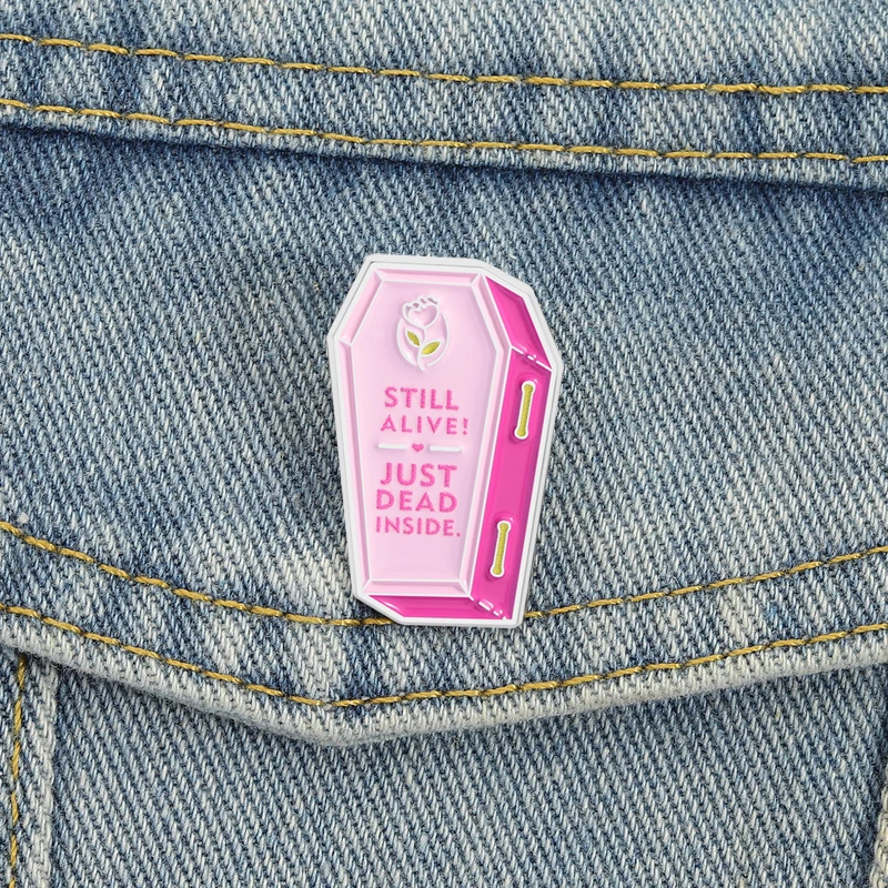 Broches en émail à l'intérieur Still Alive Just Dead, broches de cercueil rose de dessin animé, Badges à revers pour vêtements, bijoux d'humour foncé, cadeau pour amis