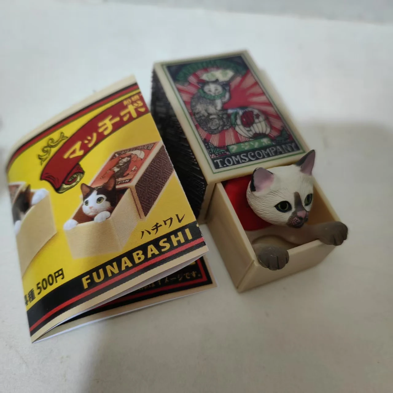 Figura de ação genuína sonda de gato escondida na caixa de fósforos ornamento de gato modelo Q versão Gacha