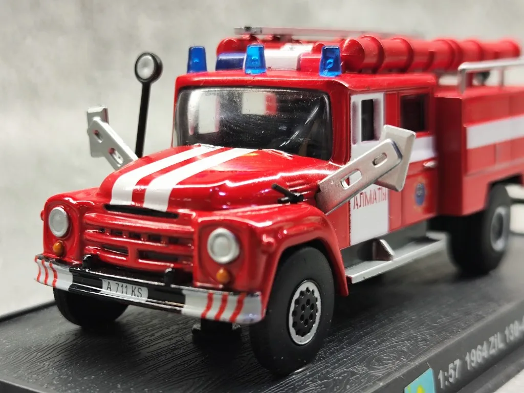 Diecast Alloy AMER World Fire Truck Collection Toys Cars Model Classics Nostalgia Adult Collection Souvenir Gifts Static Display