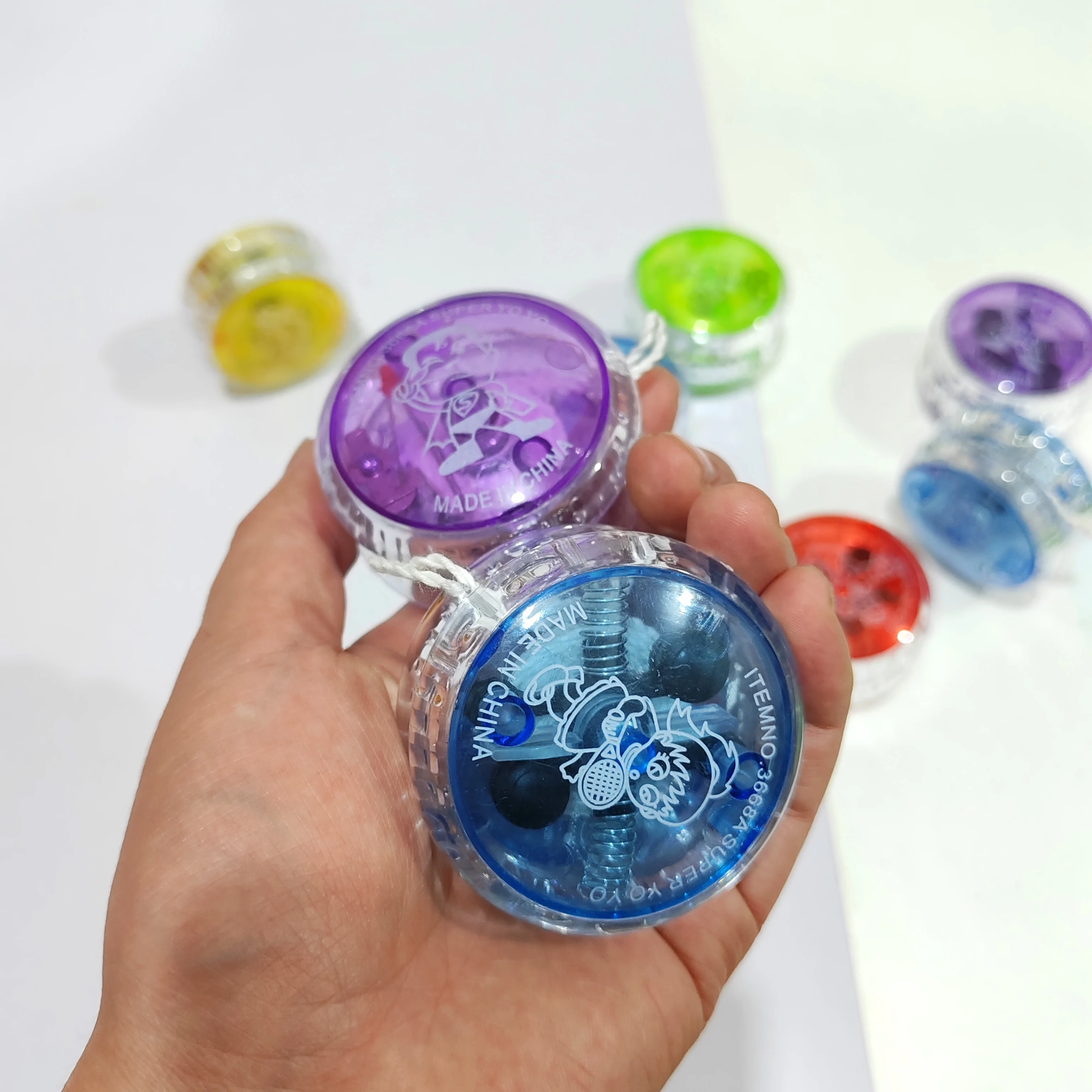 لعبة أطفال يو يو مضيئة بإضاءة LED، هدية مثالية للأطفال، هدية حفلة العطلات، لون عشوائي #2