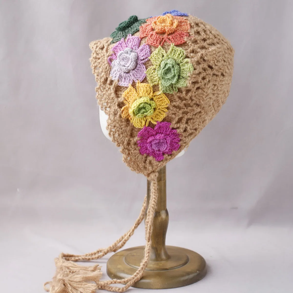 2025 NUOVA moda Autunno Inverno Donna Beanie Cappelli in filato di fiori Jacquard Lace-up Cappello lavorato a maglia Berretti caldi ispessiti con paraorecchie