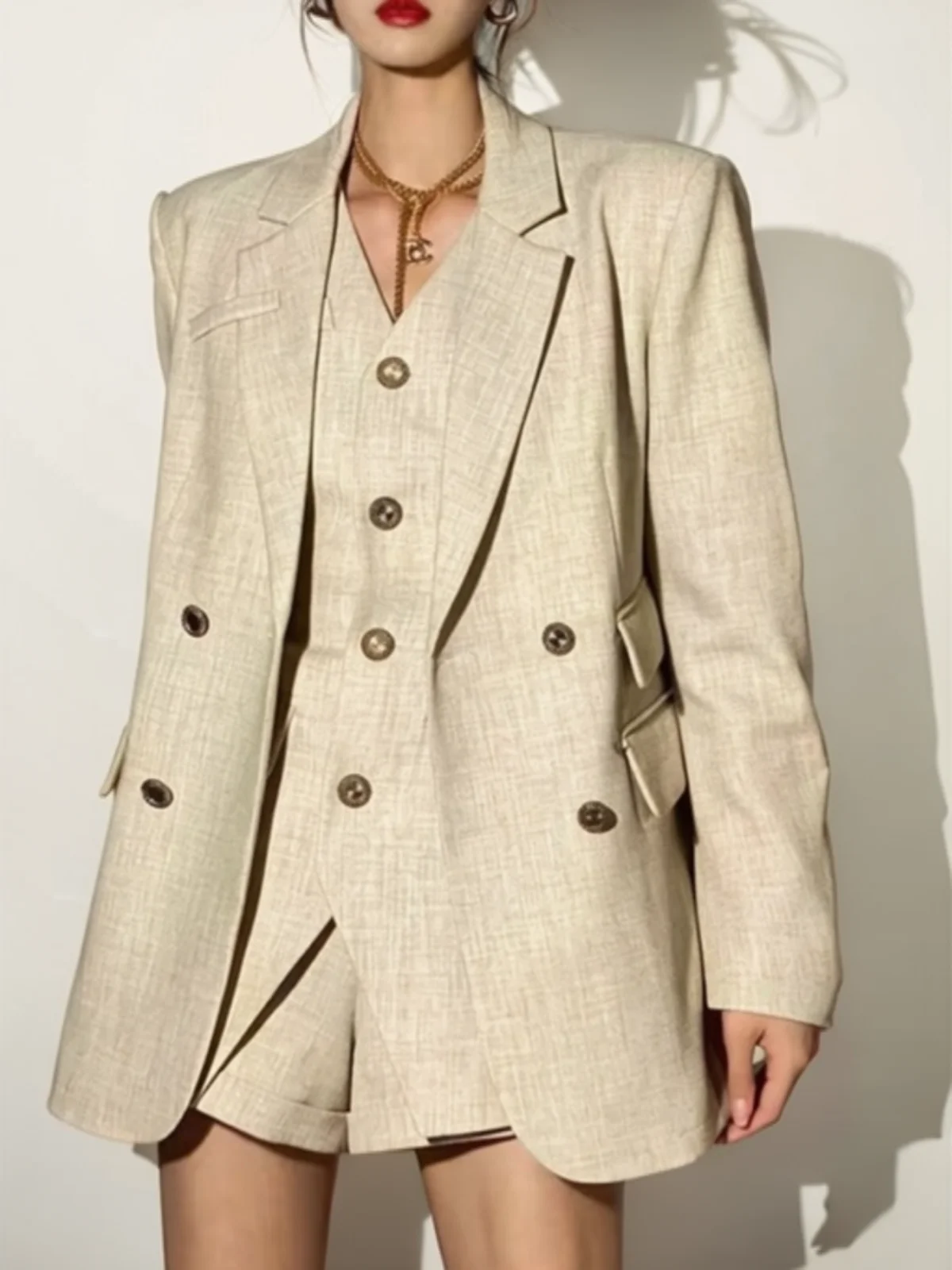 

Женский белый блейзер из бамбука: свободный крой, воротник V-образной формы, легкий, дышащий, из экологичных материалов, для пикника и повседневной носки.