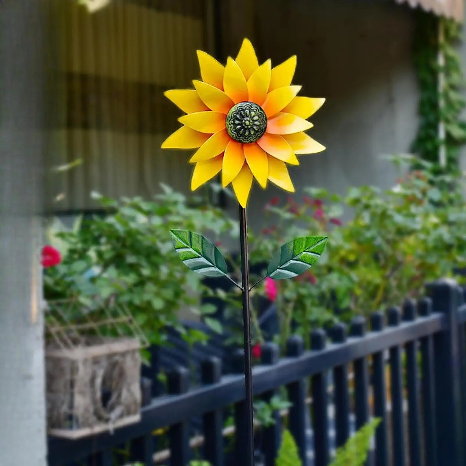 Sunflower Wind Spinner Rotating Iron Wind Sculpture for Path Backyard Garage