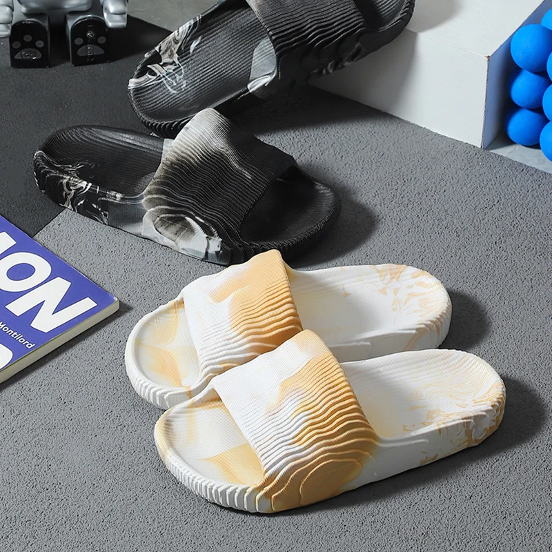 1 زوج من الرجال والنساء النعال الصيف داخلي المنزل 2024 جديد الحمام المضادة للانزلاق لينة وحيد النعال إيفا موضة الاتجاه النعال