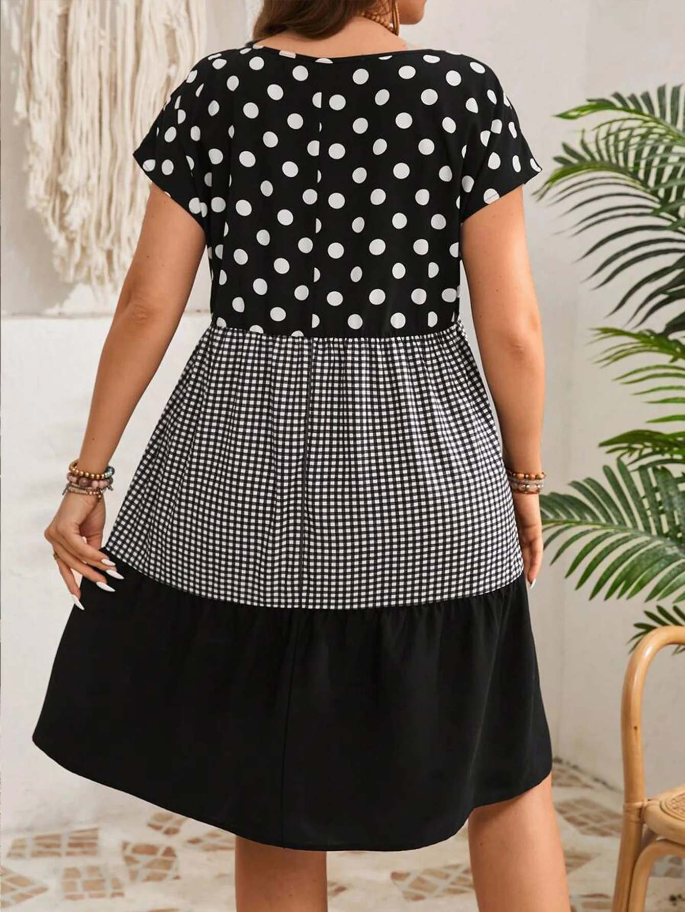 

Женское платье без рукавов с круглым вырезом и принтом.