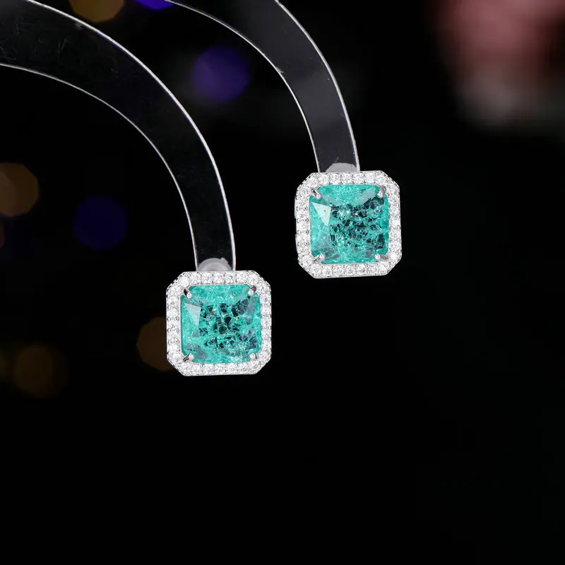 Un set di orecchini con collana in zirconi con crepa di ghiaccio dal design di nicchia, catena alla clavicola di zucchero a cubo dolce e fresco alla moda