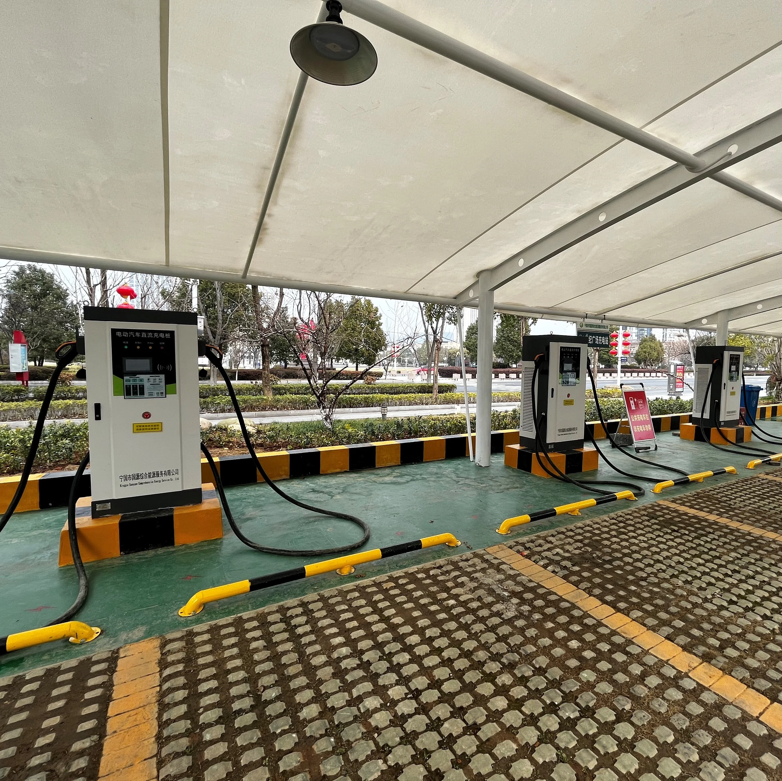 Estación de carga montada en el suelo GBT Simple para vehículos eléctricos de nueva energía, cargador EV rápido de 240kwh, pila de carga de coches eléctricos CC