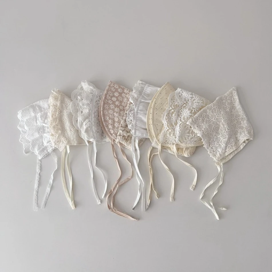 

Кружевная шляпка-кокетка с рюшами для девочек, белая, с цветами, головной убор для новорожденных, реквизит для фотосессий, детская солнцезащитная кепка, козырек для детей 0-1 года BT14