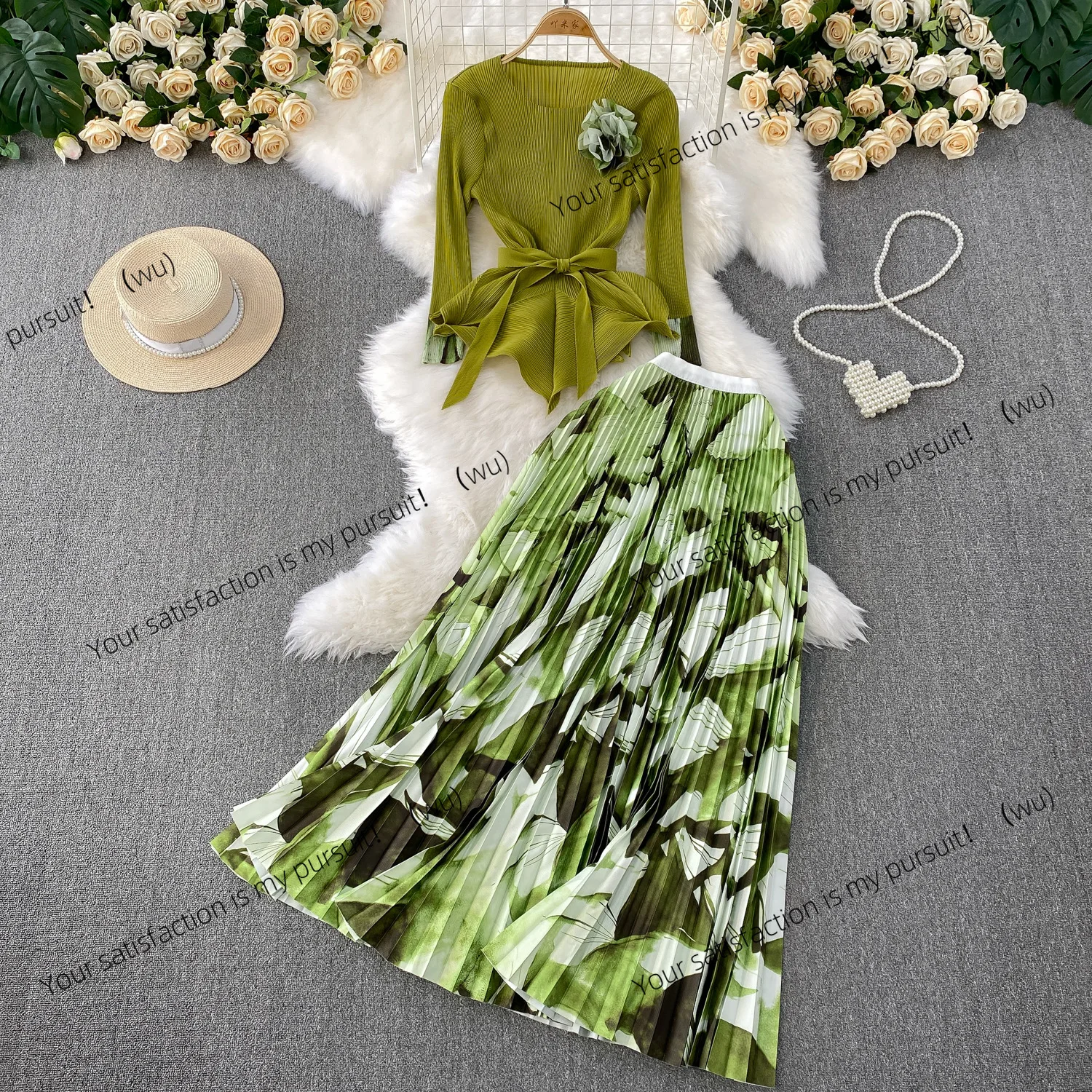 ZOCI – dreidimensionales, unregelmäßiges Oberteil mit Blumentaille, hohe Taille und dünnem, bedruckter Faltenrock, zweiteiliges Set