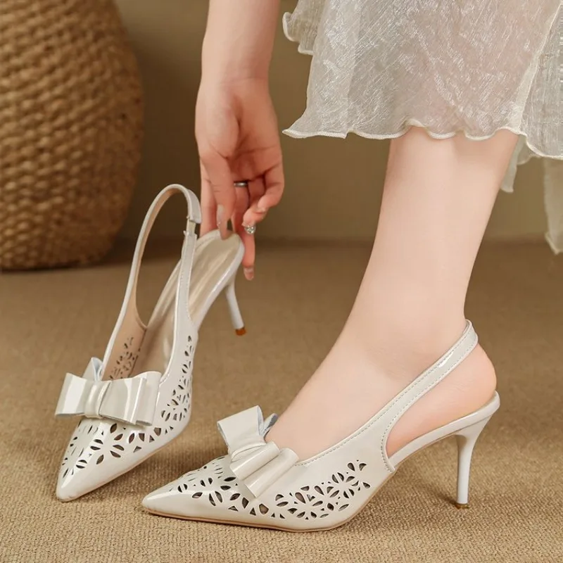 2026 Damen-Sandalen aus weichem Leder mit französischer Strass-Schleife, spitzer Zehenpartie und offenem Fersenbereich