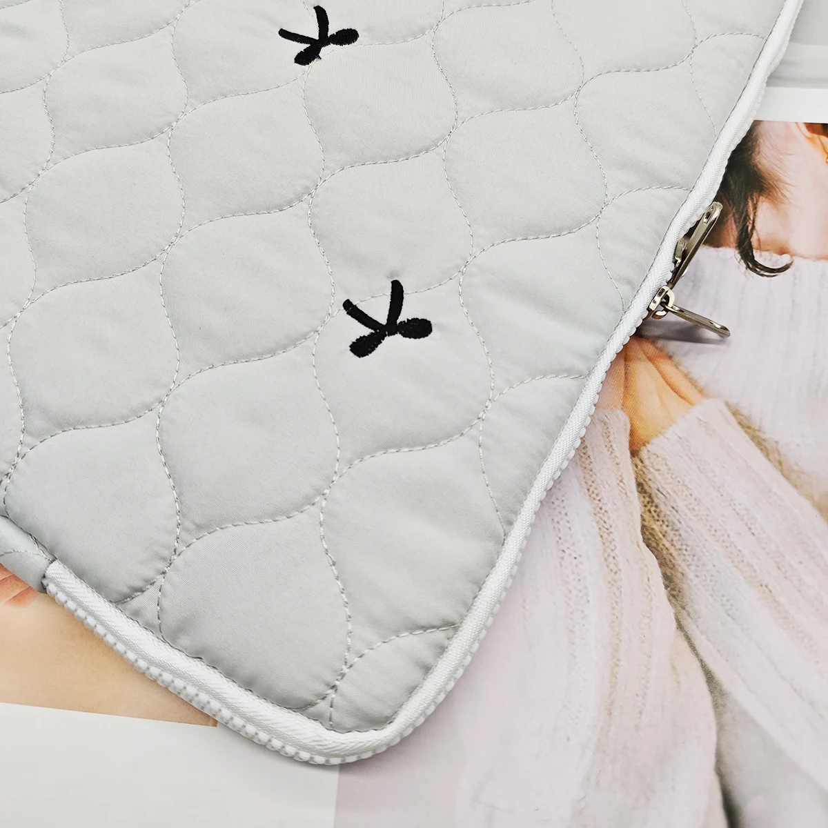 حقيبة تخزين واحدة للحواسيب المحمولة ذات اللون الرمادي الفاتح مع حقيبة لوحية مطرزة مموجة، مناسبة لعلبة حاسوب آي باد 13/14 بوصة