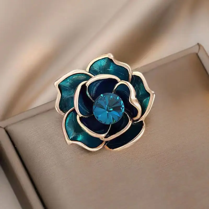 Peacock Blue Rhinestone Metal Camellia Women Fashion Dress Brooch Elegant Design Sense Rose Lapel Pin Jewelry Luxury Attachment