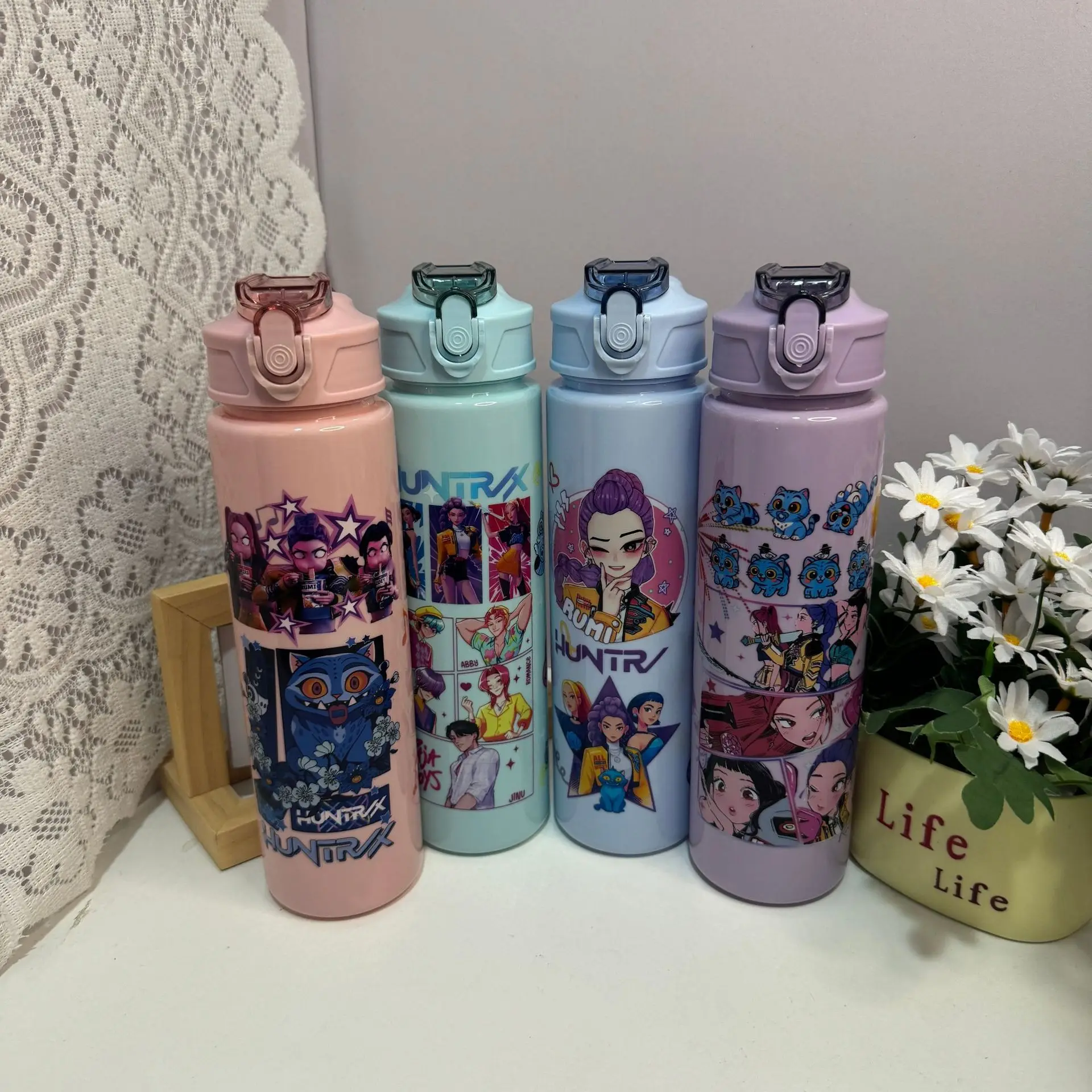 

K-pop 800ml medium-sized water cup with built-in straw, shock-resistant, heat-resistant, and has a bounce-cap, perfect for holdi