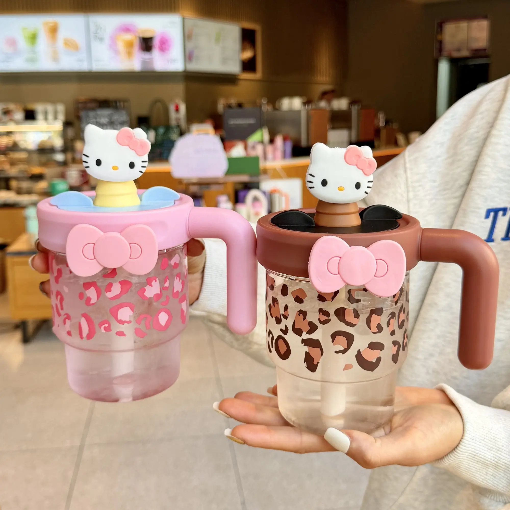 

Leopard Print Hello Kitty Straw Cup with Handle, High Aesthetic Summer Iced Cup, Office Desktop Water Cup