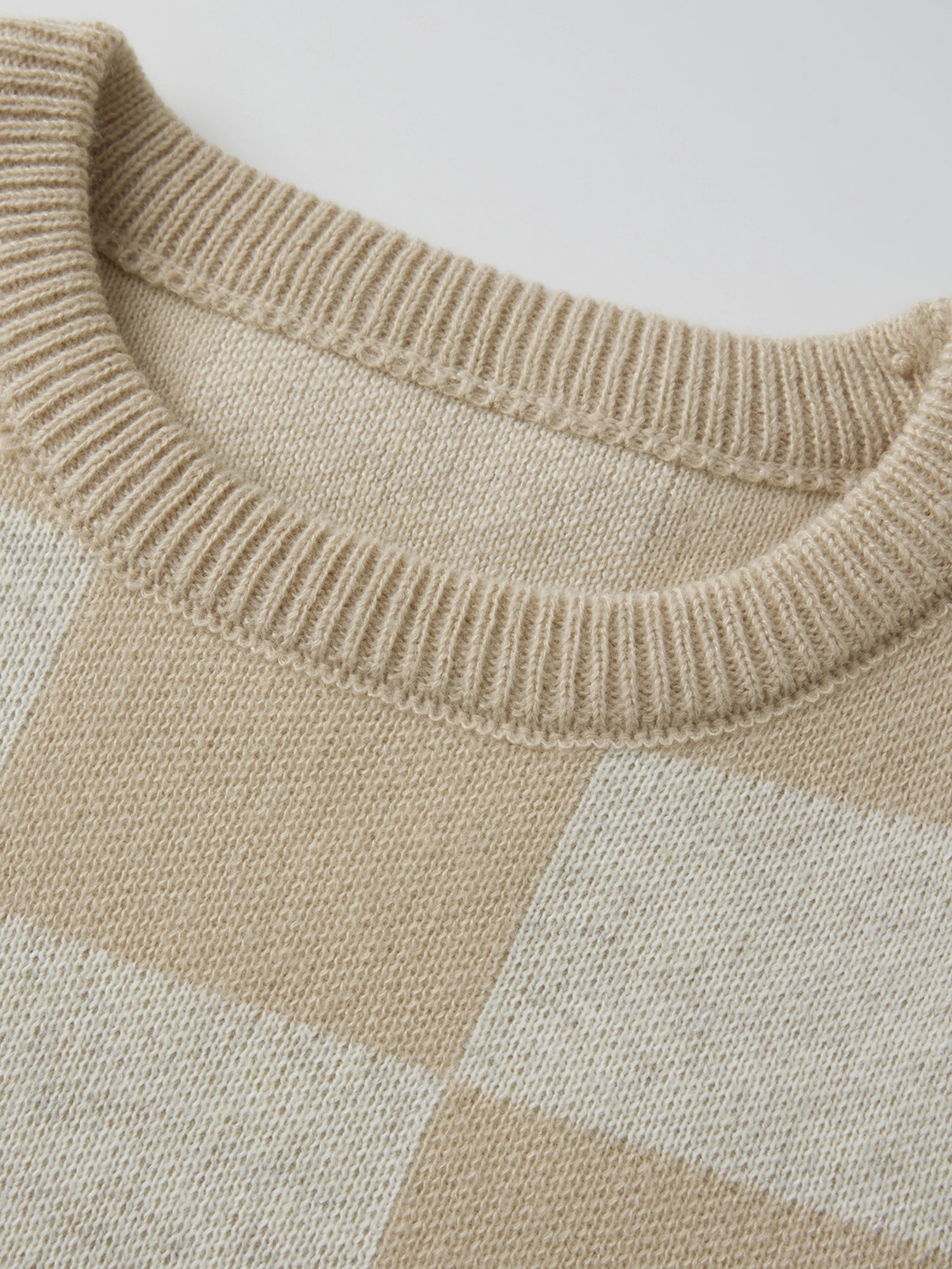 

Женский уютный свитер большого размера в клетку с круглым вырезом в рубчик и длинными рукавами для осенне-зимней повседневной одежды