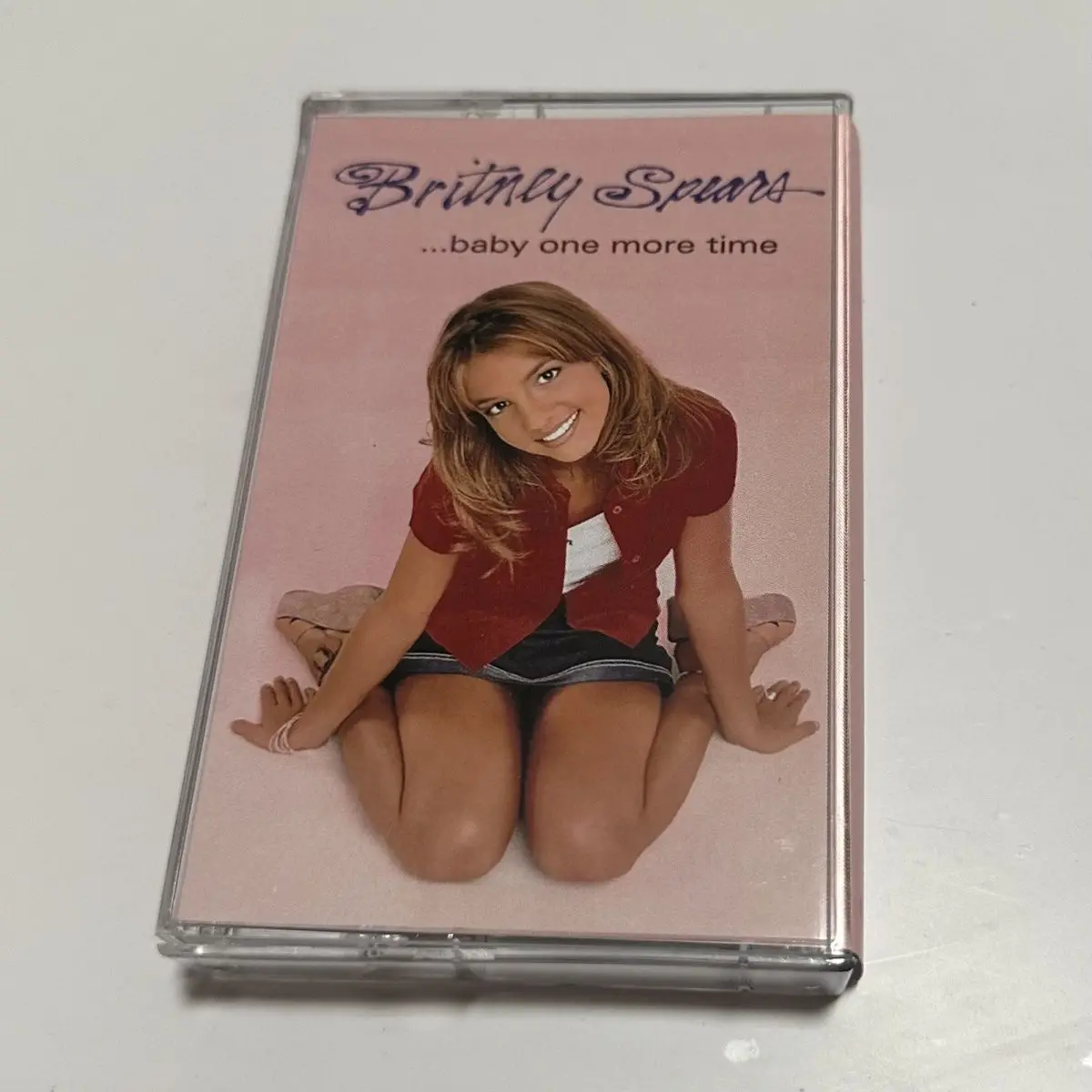Cassette de l'album de débüt de l'icône pop Y2K, comprenant la chanson à succès « Baby One More Time », format rétro, idéale pour les collectionneurs de musique des années 90