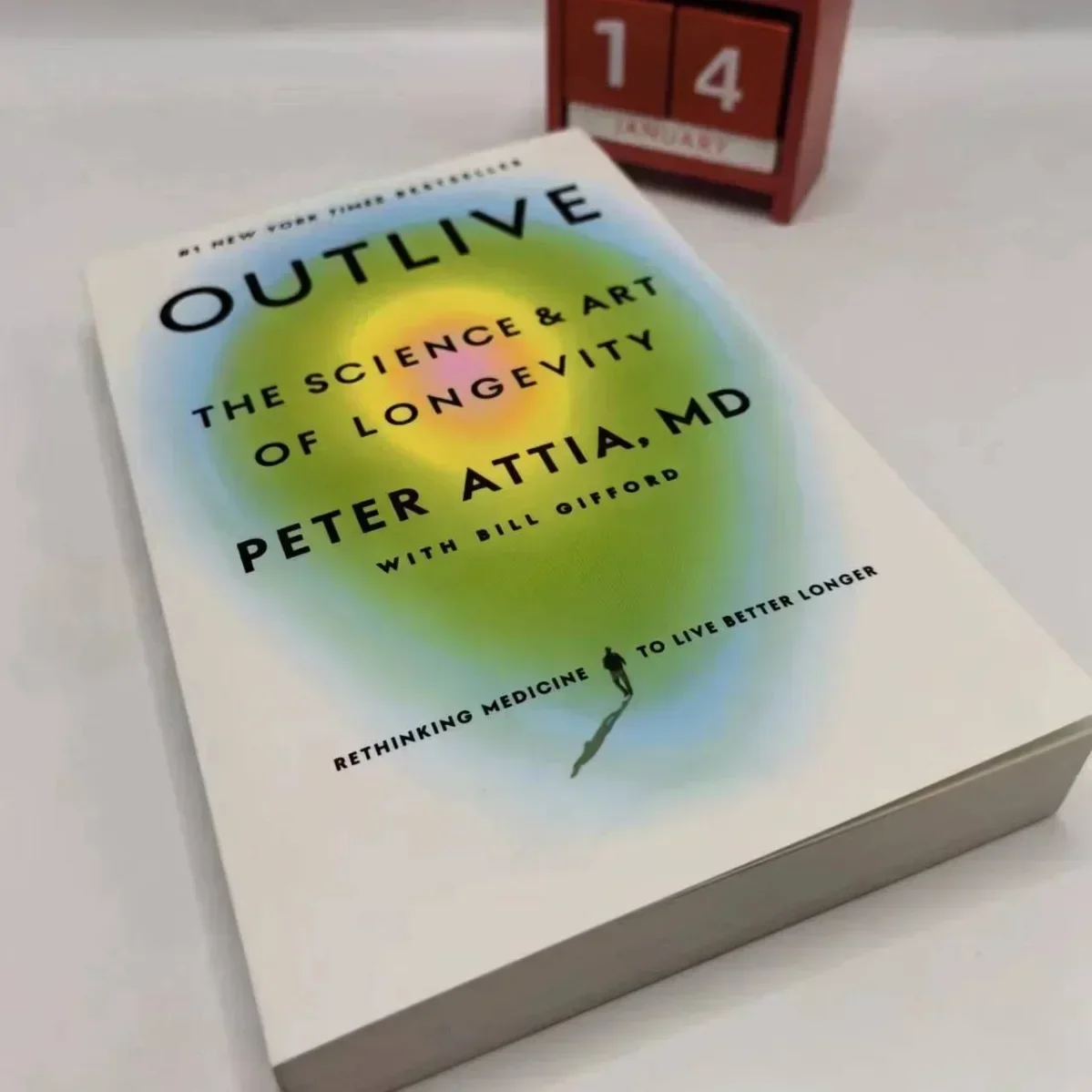 

Outlive By Peter Attia Книга «Наука и искусство долголетия» в мягкой обложке на английском языке Сохраняйте секрет долголетия Научная книга