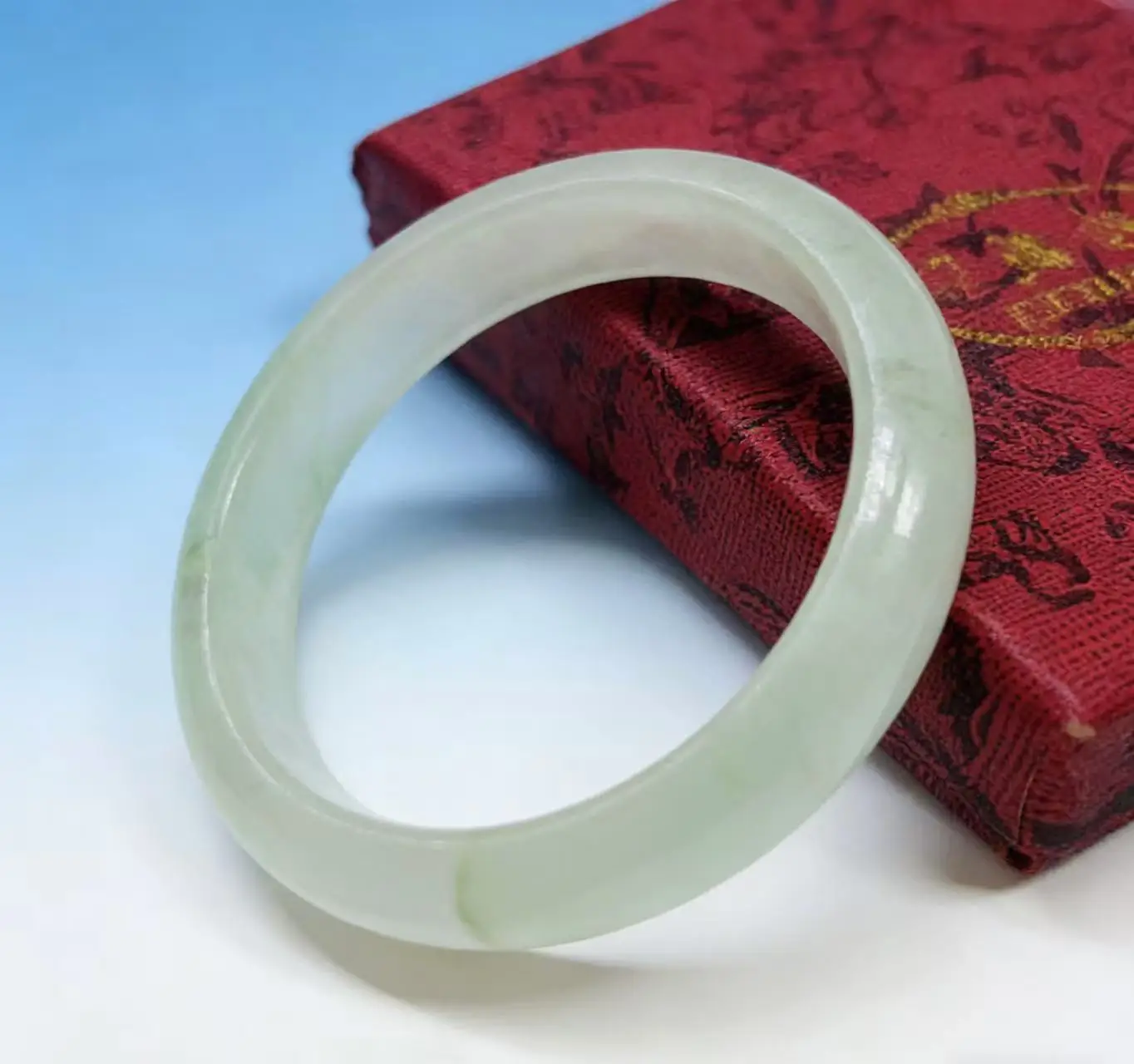 

Realistic shooting of a light green 57.8mm jade bracelet