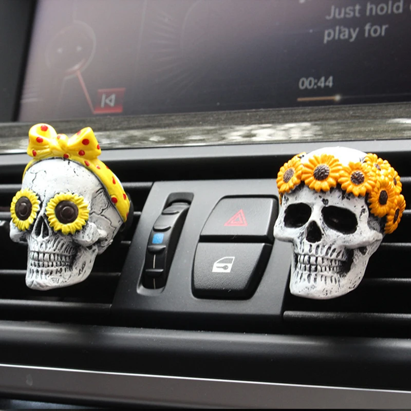 

New Halloween Skull Aromatherapy Resin Decorative Toys Set Creative Car Air Conditioning Vent Clip Aromatherapy Ornaments