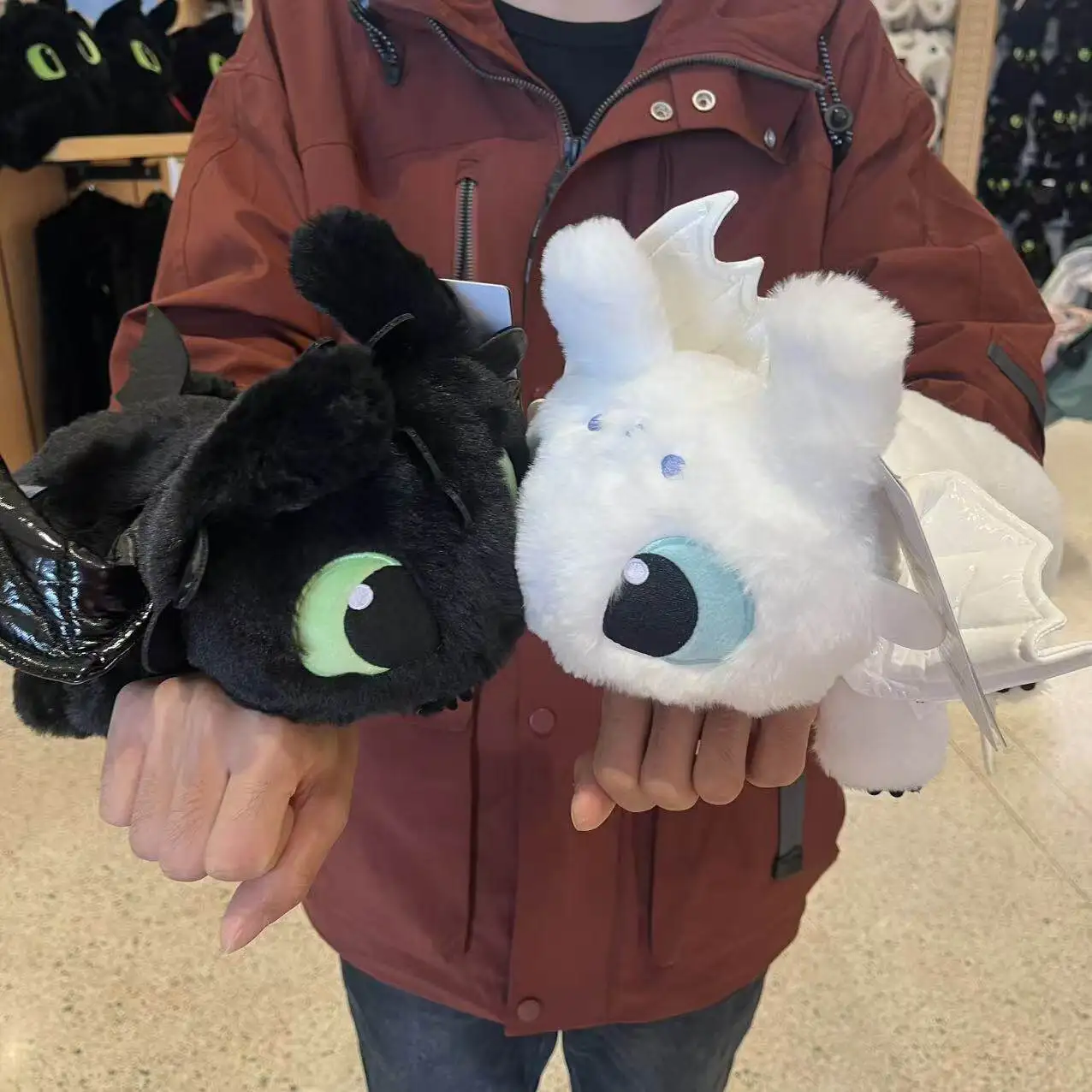 

Universal Studios original souvenir Toothless (white Light Fury and black Night Fury) plush hand-rolled doll toys