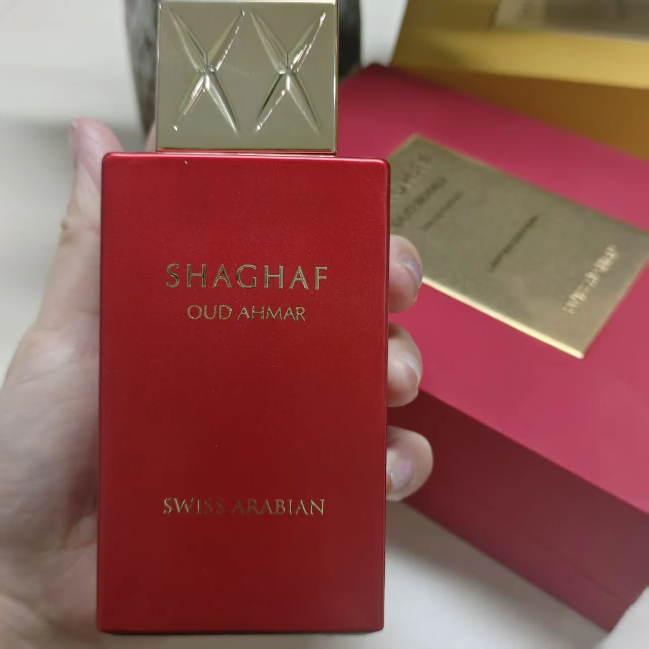 عطر عربي سويسري عطر شيرلي منتجات فاخرة من خشب الأبنوس من دبي عطر يدوم طويلاً مناسب لأي مناسبة