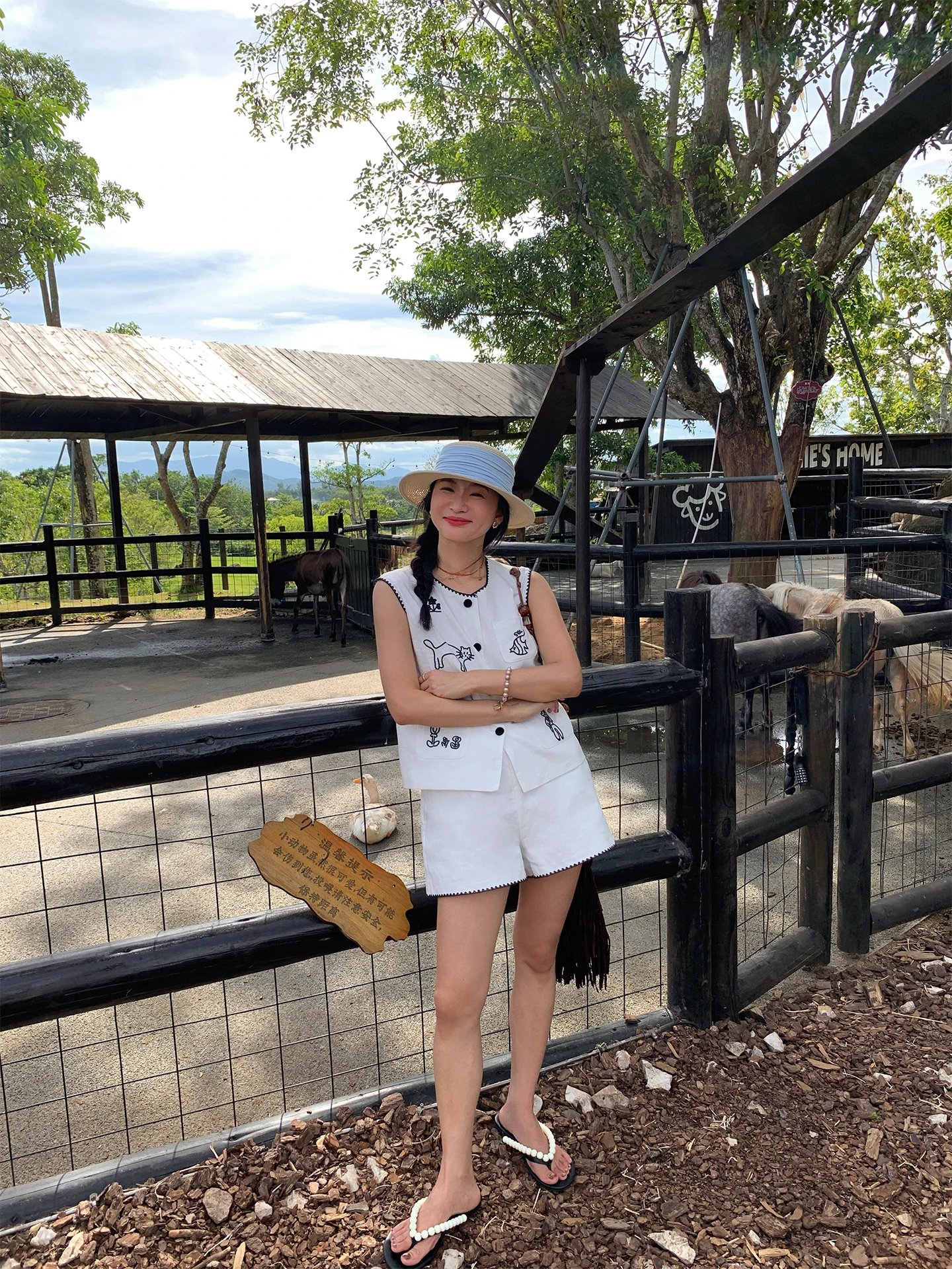 

White Embroidered Linen Two-Piece Set 2025 Summer Faion Small Size orts And Top Ensemble for Women in Their 20s And 30s