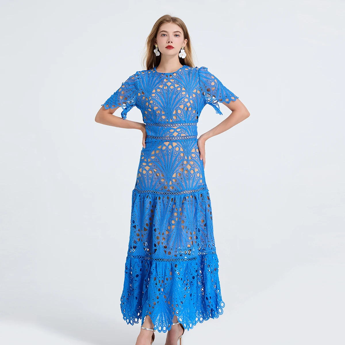 Abito arricciato con pannelli in pizzo scavato artigianale pesante di eleganza francese Gonna svasata a maniche corte a vita alta aderente