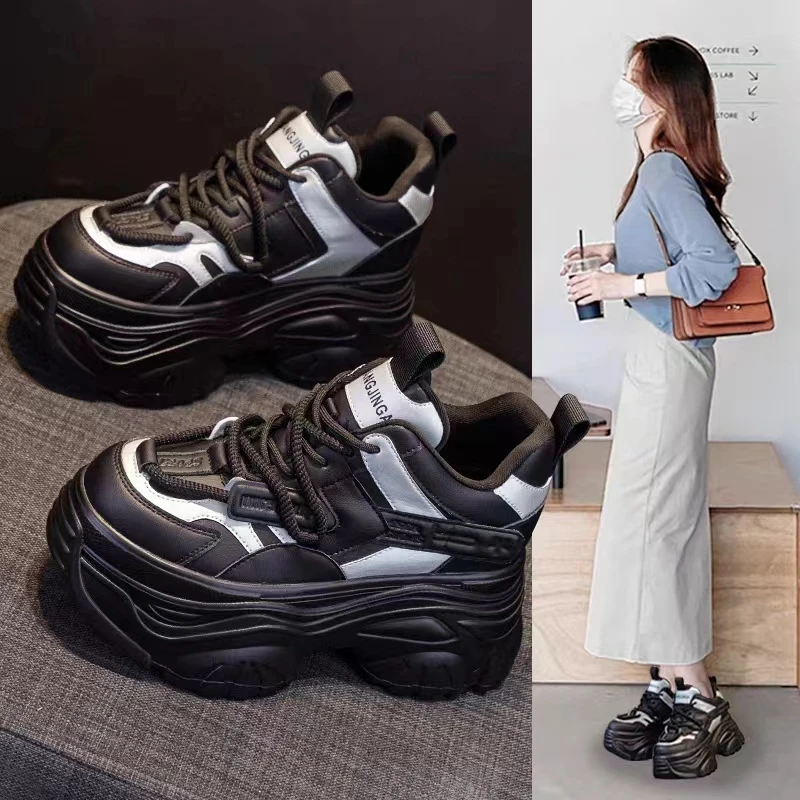 Sepatu Platform kasual wanita, sneaker Modis All-Match ujung bulat gaya Inggris Wedge Basket musim gugur 2023 selempang kecil