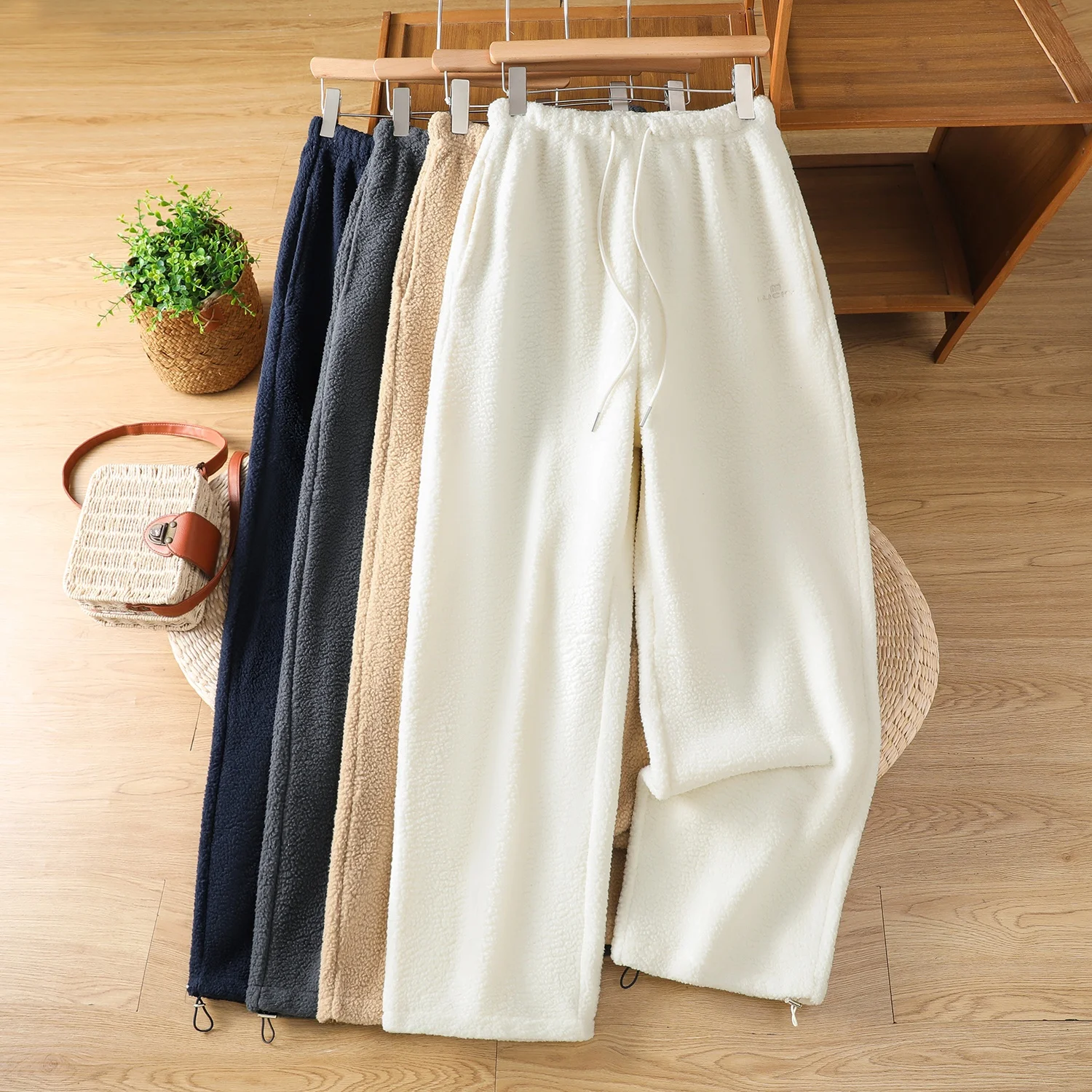 Autunno Inverno Dstring Pantaloni a gamba larga Taglio dritto Pantaloni casual larghi leggeri con ricamo in velluto di agnello sintetico Colo...