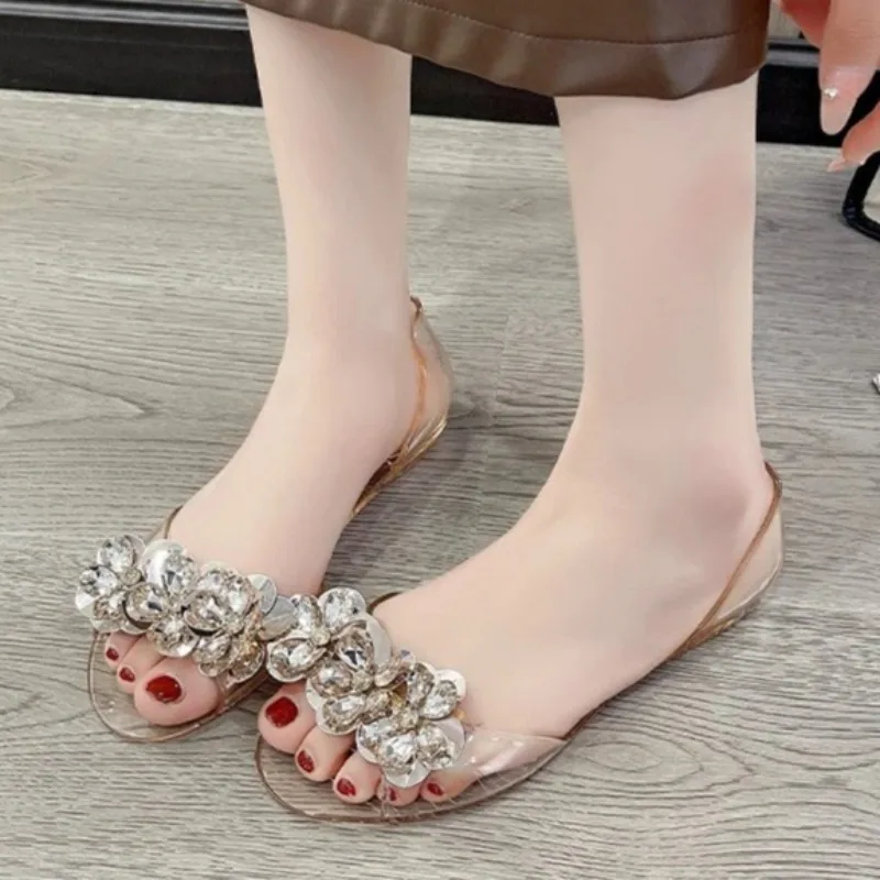 

Новые элегантные женские сандалии на плоской подошве, модные блестящие прозрачные туфли из мягкого ПВХ с открытым носком, прозрачные женские домашние уличные сандалии без шнуровки