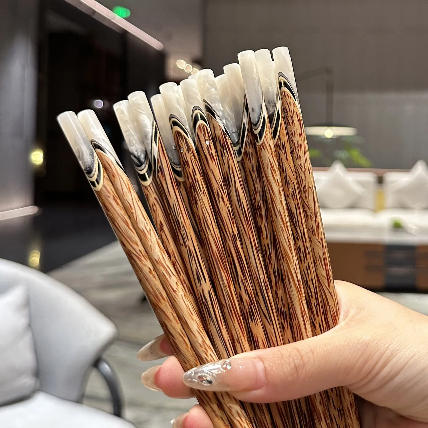 

Палочки для еды изготовлены из натурального кокосового дерева и вручную инкрустированные ракушками, бычьими рогами и экологически чистыми.