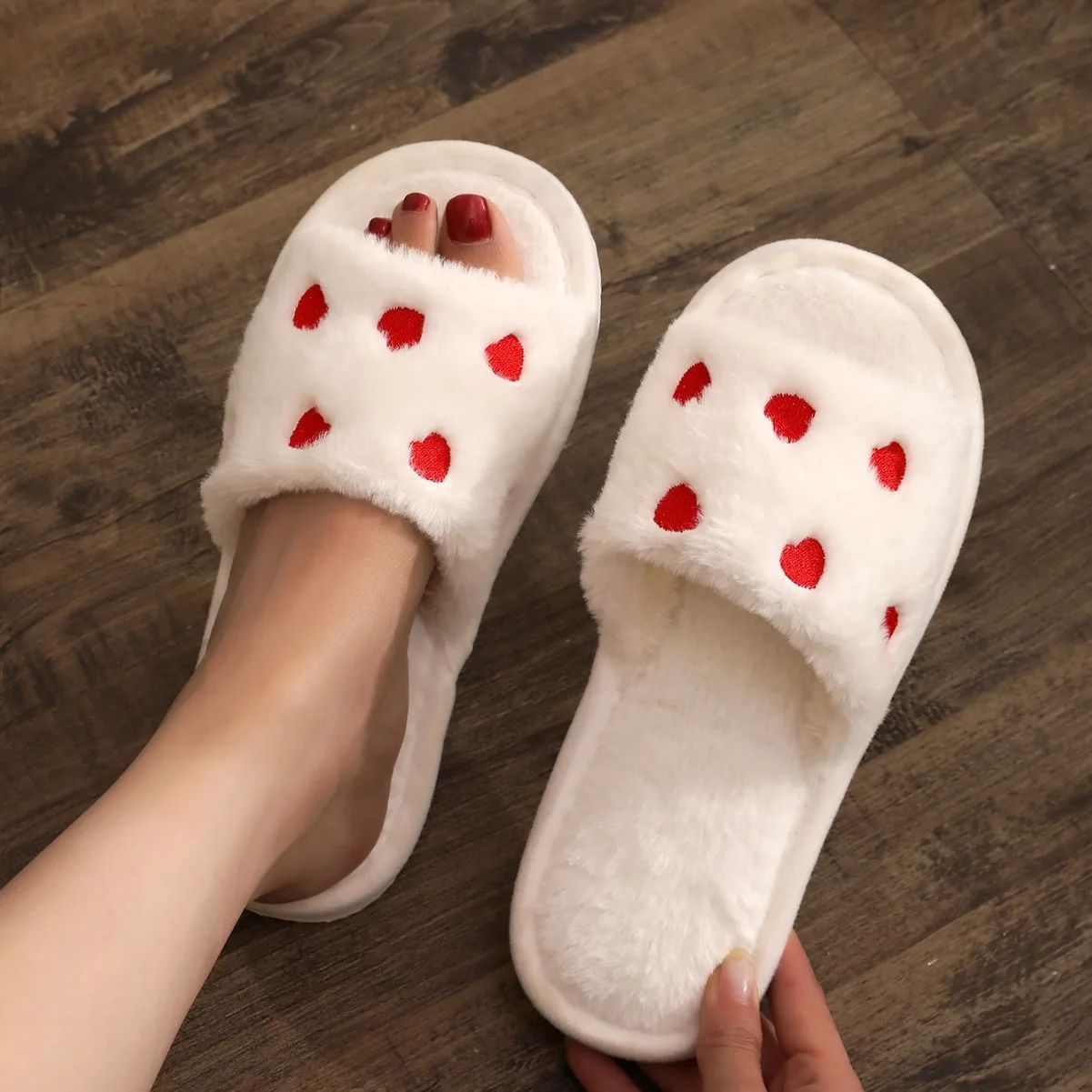 Zapatillas de casa con punta abierta para mujer y niña, pantuflas mullidas con corazón bordado, suela suave de piel a la moda, novedad de otoño y primavera