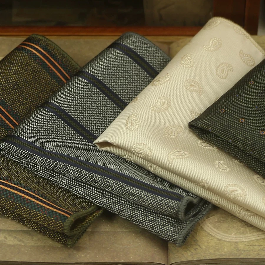 23 センチメートル新しい高級花柄白ポケットチーフフォーマルビジネスポリエステルソフトハンカチ赤ドットハンカチ結婚式スーツアクセサリー