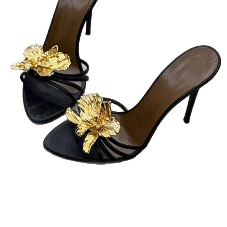 وصل حديثًا شباشب صيفية لعام 2025، صنادل عصرية فرنسية جميلة على شكل زهرة معدنية، صنادل سوداء بكعب عالٍ للنساء