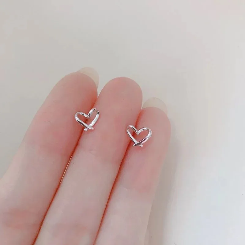 Nuevos pendientes de corazón para mujer, hipoalergénicos, uso diario, minimalista, estrella bonita, Color plata, oreja, joyería Pierc para niñas,