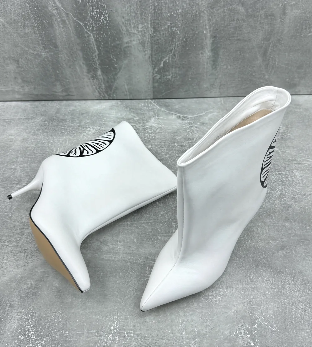 Botas blancas de estilo minimalista, de caña media, para mujer, con punta afilada, tacón de aguja y diseño estampado en negro. Botas de cuero sintético hasta el tobillo.
