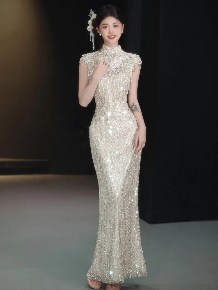 

The fish-tail light luxury niche host will wear a sequined and elegant art examination dress