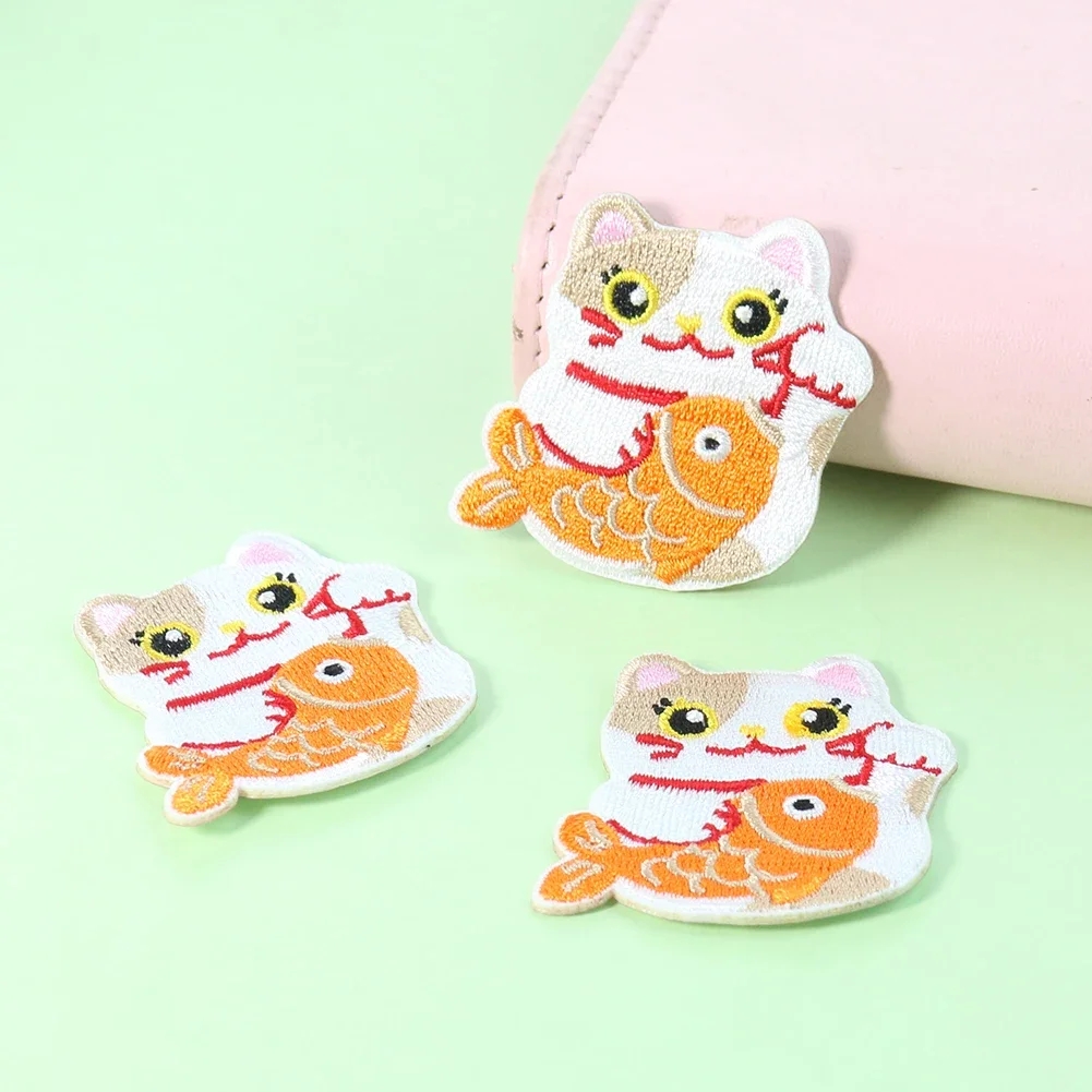 2PC Kawaii styl japoński kot na szczęście Maneki Neko karp Koi haft rybny siebie łatka klejąca szczęście aplikacja do szycia rzemiosło artystyczne