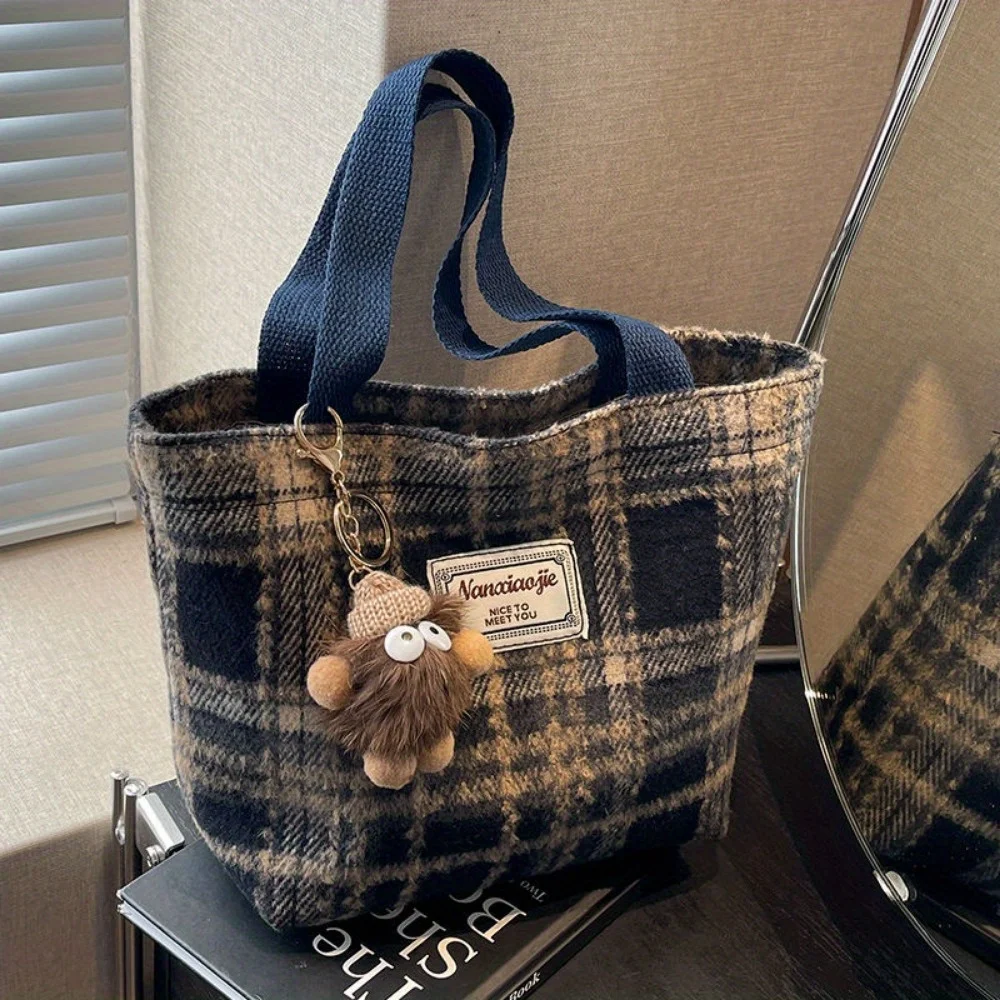 Fashionable Checkered Shoulder Bag, Large Capacity and Durable, Suitable for Class/commuting Shoulder Bags