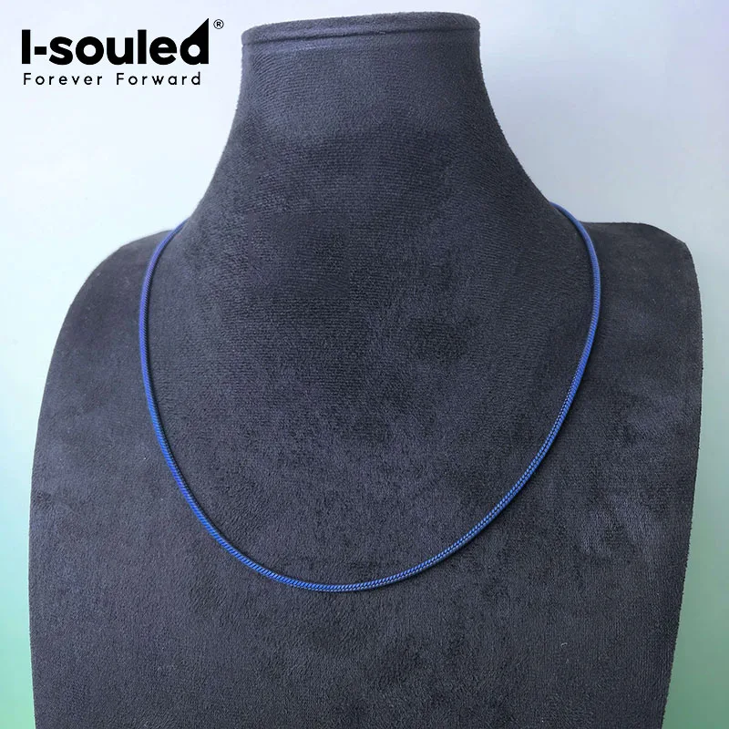 2.5mm pure titanium anodized cartilage chain necklace paired with knitted sweater, simple and fashionable