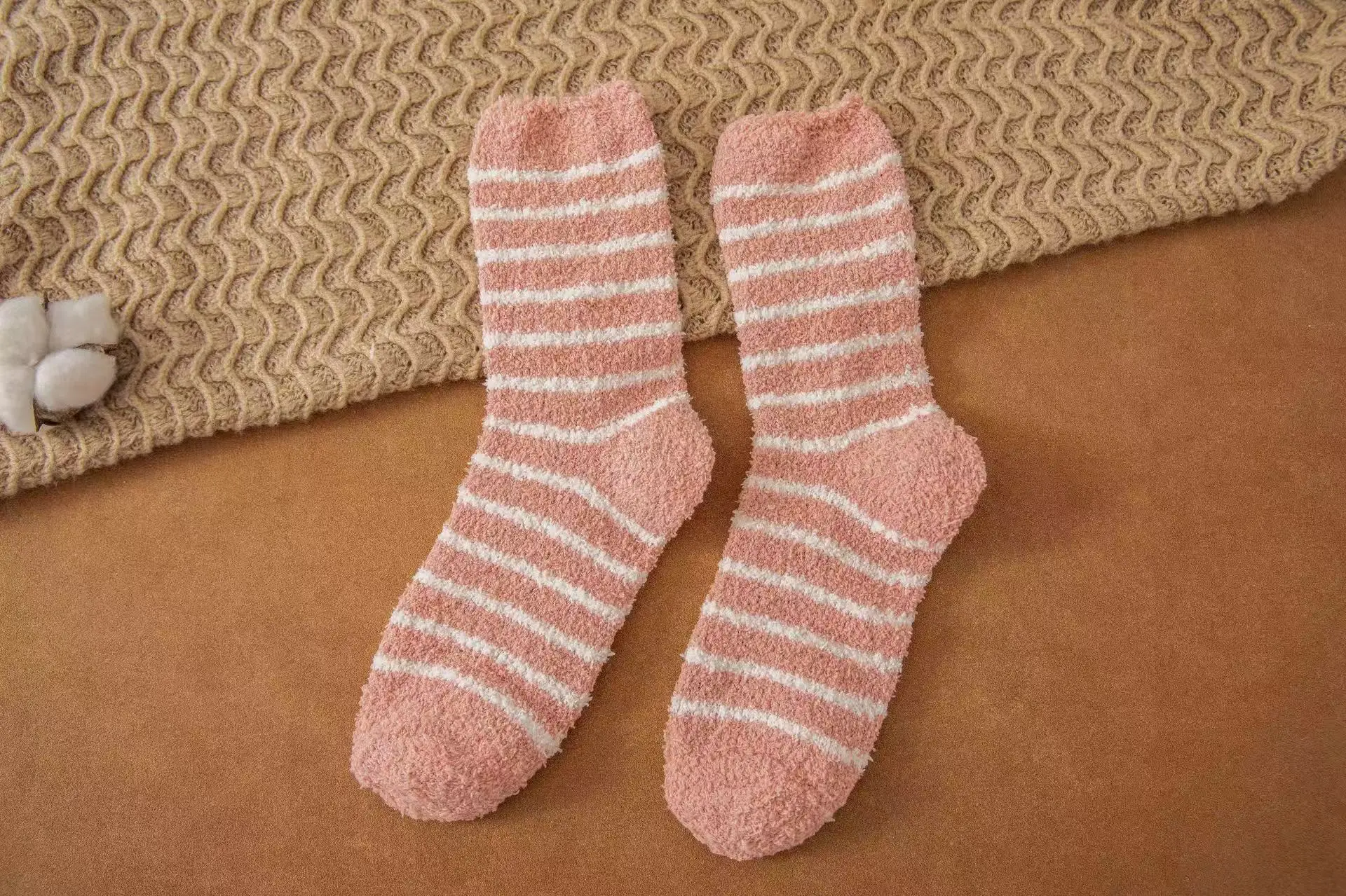 Calzini da notte per la casa ispessiti caldi a pois a righe a metà polpaccio da ragazza