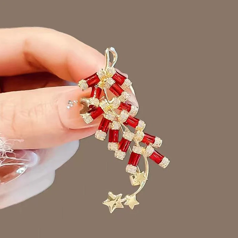 بروش الألعاب النارية: نمط القرمزي والعام القمري الجديد، وسترات الدنيم وهدايا الرخاء