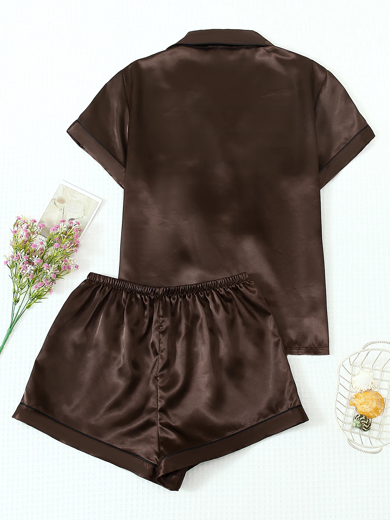 Two-Piece Set of Comfortable Satin Printed Collared Button-Down Short-Sleeve Top with Pockets and Bow Shorts, Spring and Summer Women's Pajama Loungewear Set Suitable for Home Use