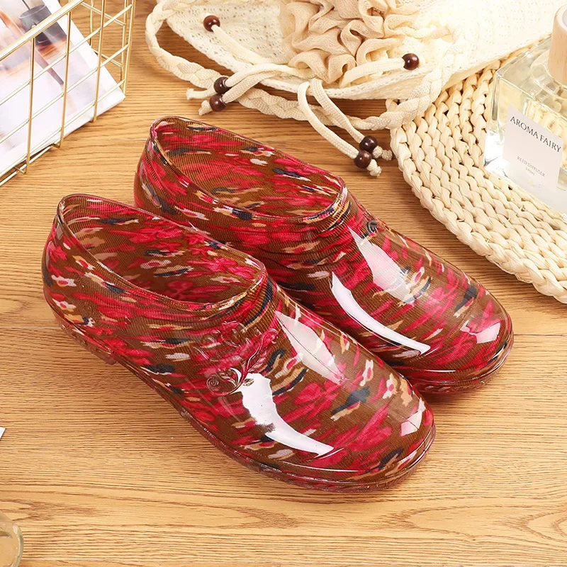 

Неглубокая непромокаемая женская обувь с низким берцем, кухонные противоскользящие усиленные хлопковые флисовые лодочки, резиновые сапоги 2025