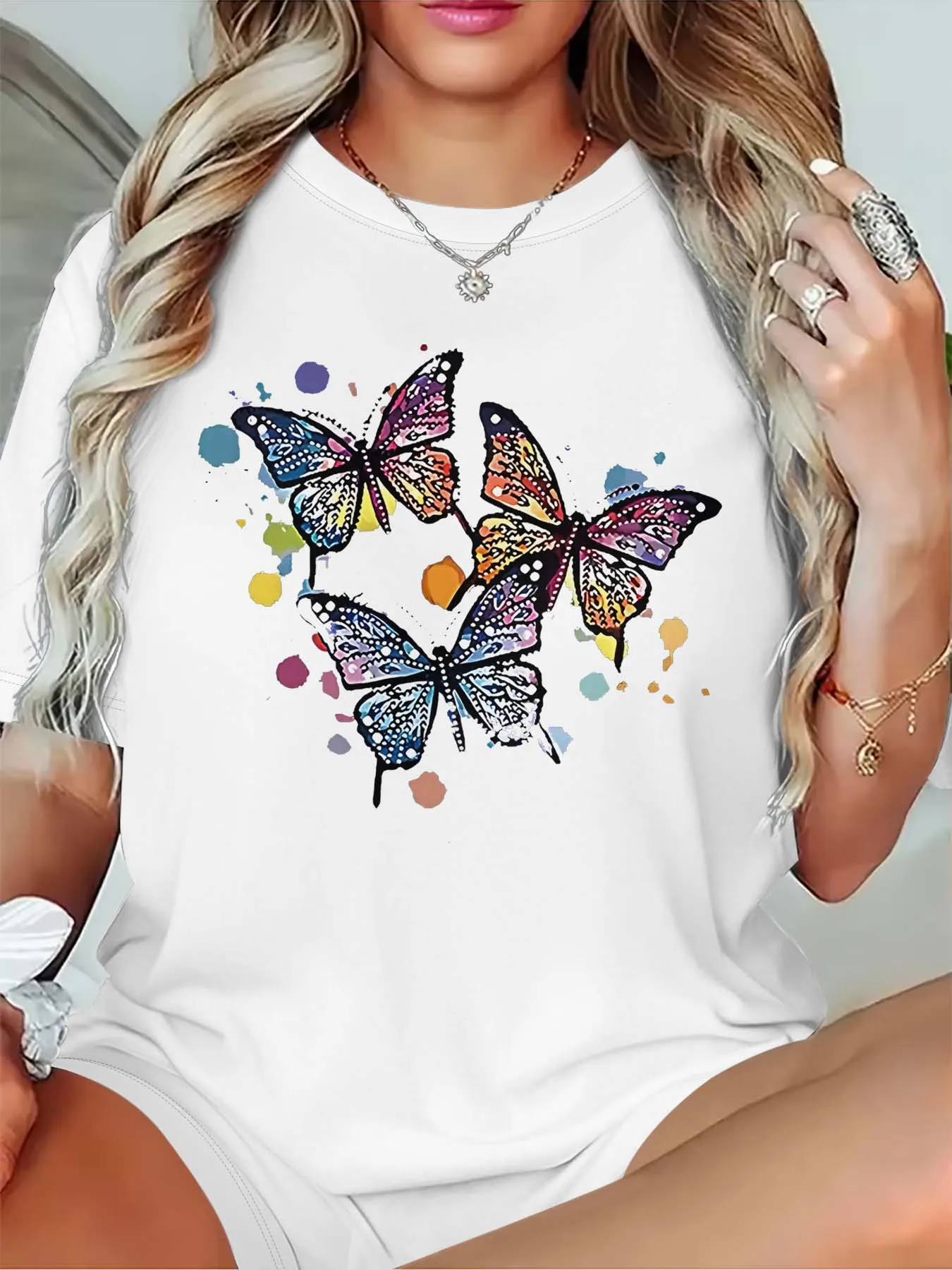 

Художественная футболка с акварельным принтом бабочки больших размеров для изящных женских модных образцов