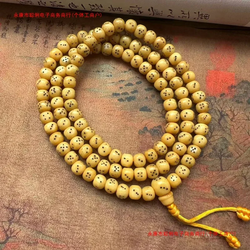 

Квадратный браслет в тибетском стиле с состаренными бусинами в форме игральных костей, костяных бусин, буддийских бусин и бусин в форме яка.