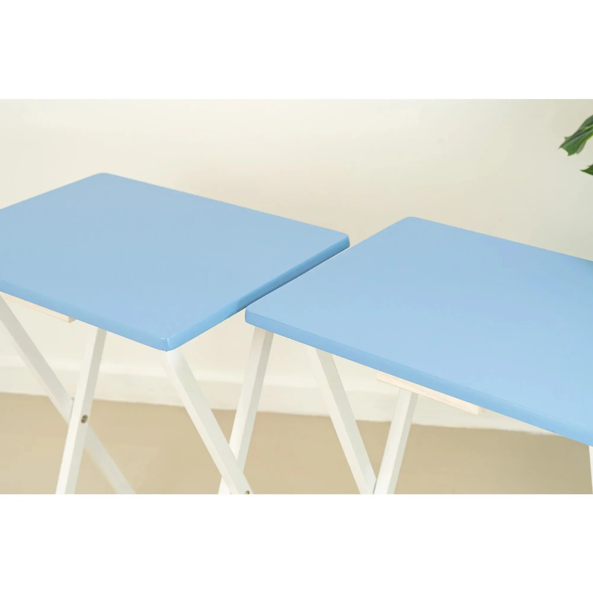 Set di 2 tavolini snack TV dal design semplice, in legno di gomma, facili da pulire, migliora il comfort e la comodità della casa