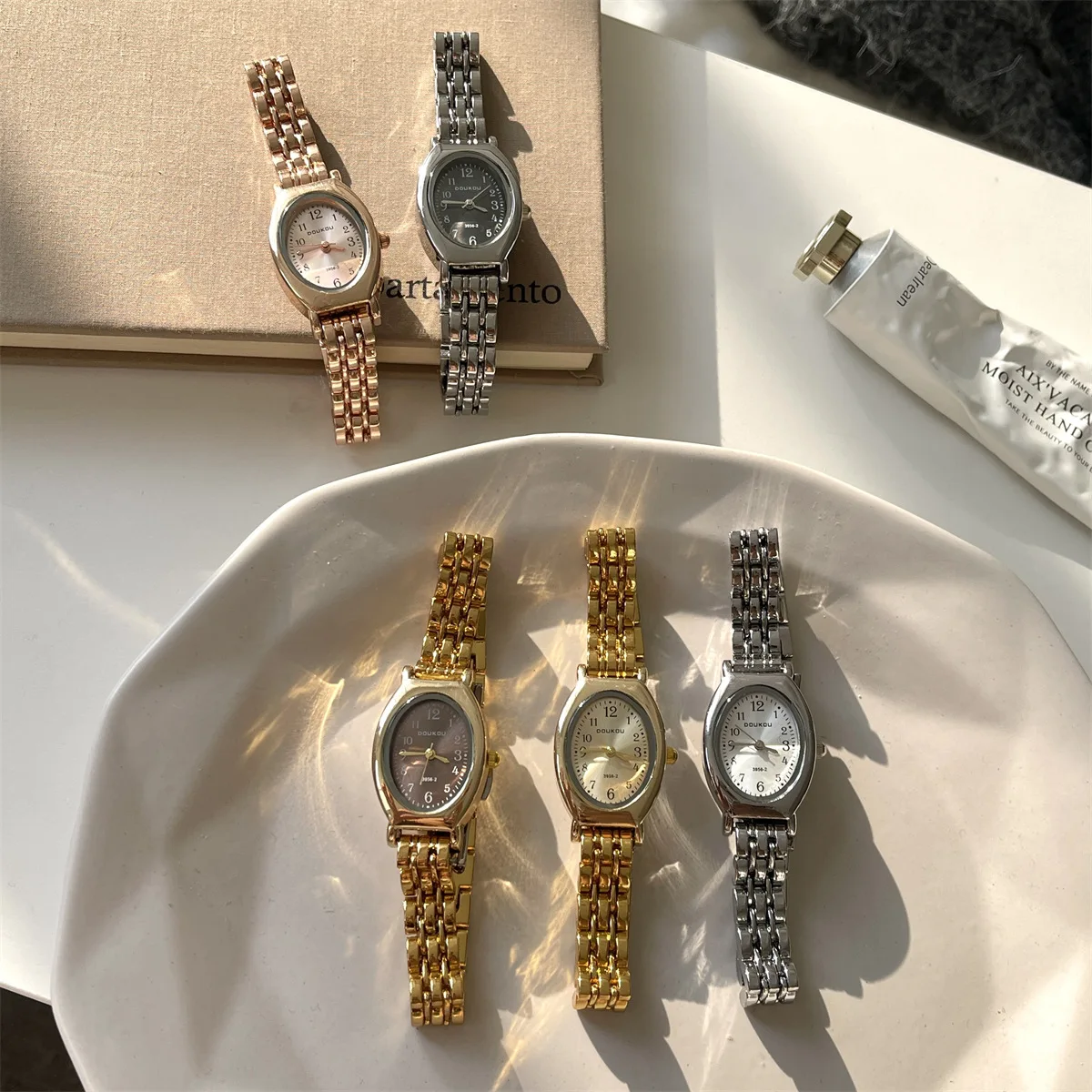 

Fashion Luxury Watch for Women Oval Dial Small Quartz Watches Retro Gold Steel Strap Adjustable Quartz Wristwatch Wholesale