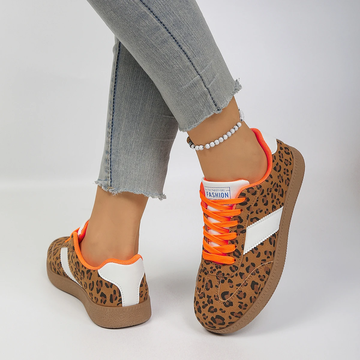 أحذية رياضية كلاسيكية للمشي في الهواء الطلق، أحذية رياضية عصرية للنساء، أحذية رياضية برباط للمشي للنساء