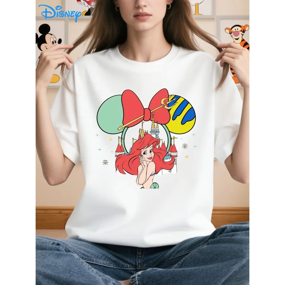 ディズニー リトル・マーメイド アリエル Tシャツ ゆったりとしたカジュアルなデザインで、象徴的なアリエル・フロードとセバスチャンのパターンが特徴です。通気性のある柔らかいコットンです。